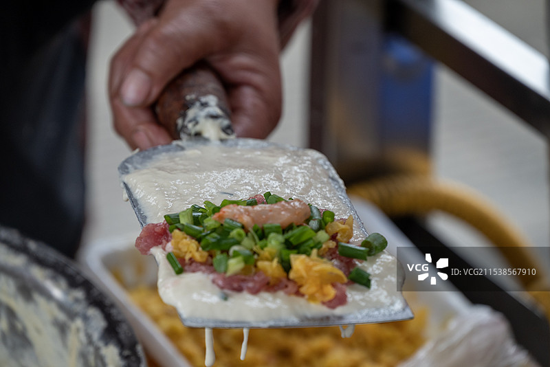 台州临海特色小吃 紫阳街泡虾 摊位上制作食物的人图片素材