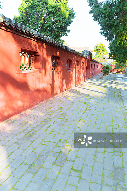 中国山东泰安著名景点泰山旅行旅游目的，泰山第一行宫岱庙，红色墙壁上的圆形窗户，户外白昼无人图像摄影图片素材