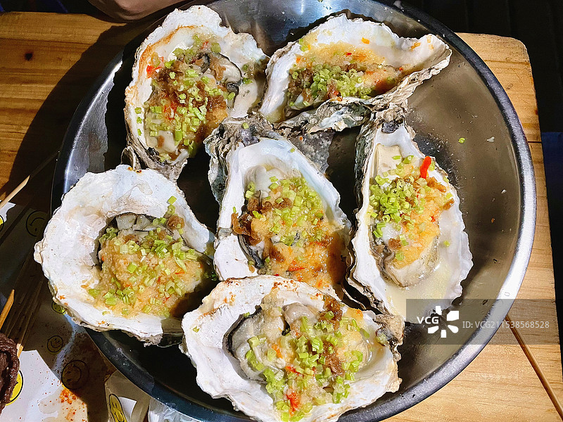 餐桌上蒜蓉烤生蚝的高角度视图图片素材