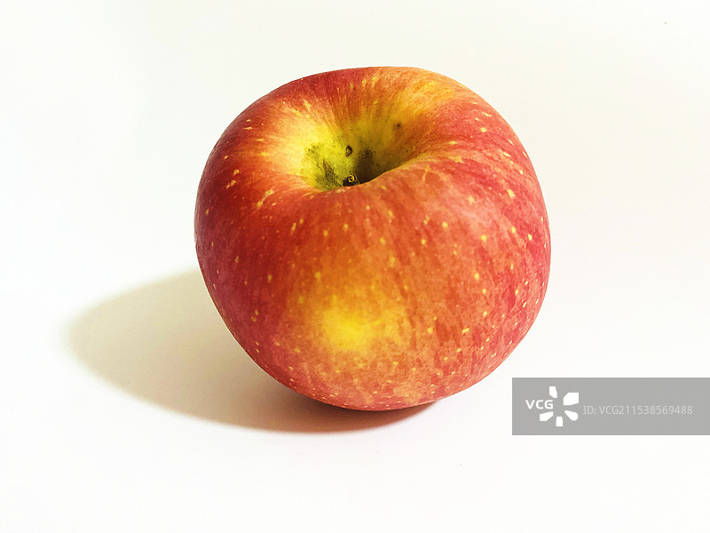 白色背景下一个苹果的特写镜头图片素材