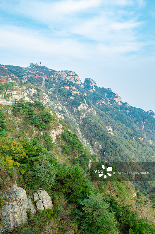 中国非都市风光拍摄主题，山东省泰安市国内著名景点泰山风景区，玉皇顶俯瞰连绵不绝的山谷，户外白昼无人图图片素材