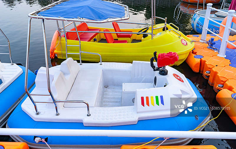 中国山东省泰安市泰山区虎山公园，水库里的水坝，码头河岸的观光船船只，户外白昼无人图像摄影图片素材