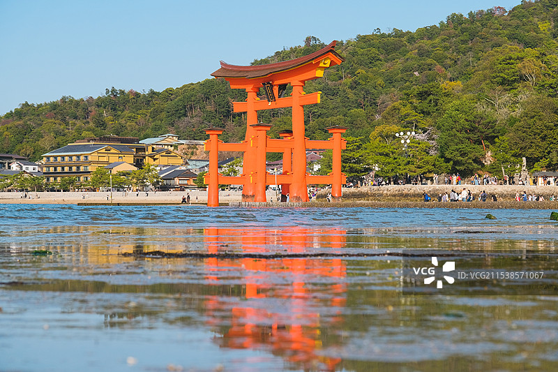 日本宫岛严岛神社海上橙色大鸟居与水面倒影图片素材