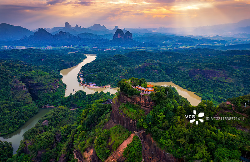 晚霞光芒下的丹霞群峰图片素材
