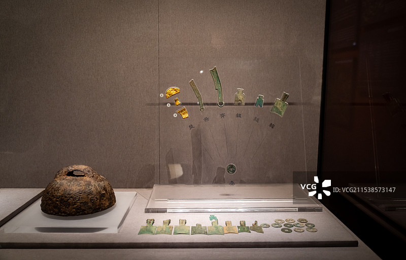 河南博物院秦始皇统一钱币图片素材