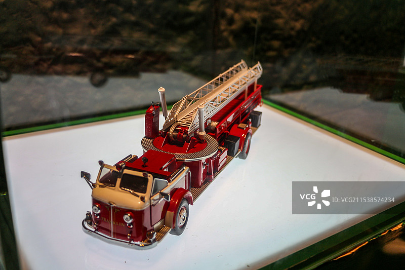 北京汽车博物馆里展览的汽车模型图片素材