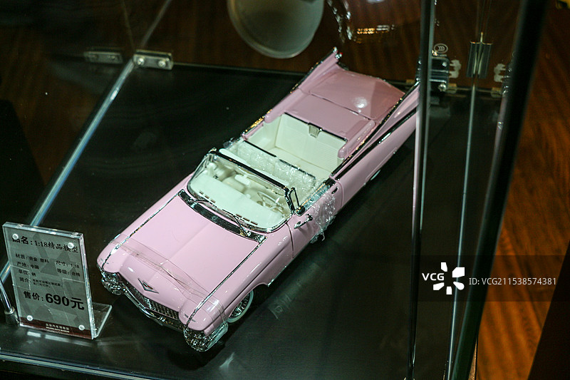 北京汽车博物馆里展览的汽车模型图片素材
