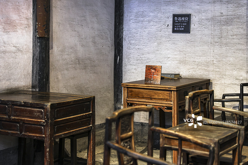 浙江绍兴鲁迅故里三味书屋鲁迅座位图片素材