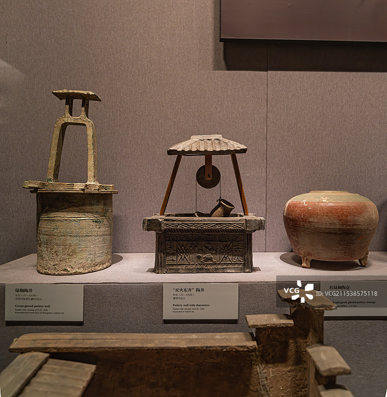 东汉绿陶陶井和灭火东井陶井和汉代红绿釉陶仓图片素材