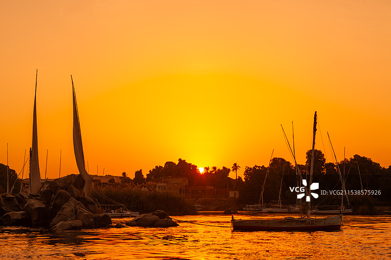埃及阿斯万尼罗河落日帆船游艇图片素材