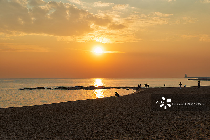 日出时分的灯塔广场海滩图片素材