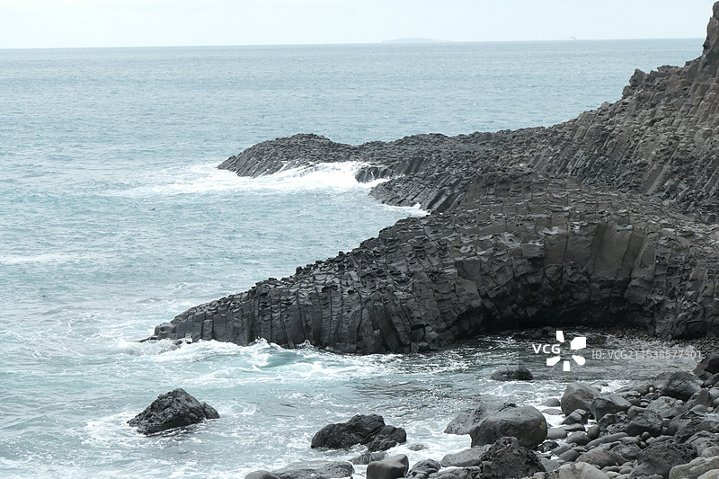 济州岛柱状节理黑礁石图片素材