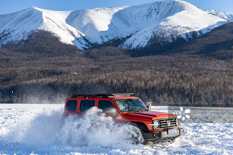 坦克300雪中漂移图片素材