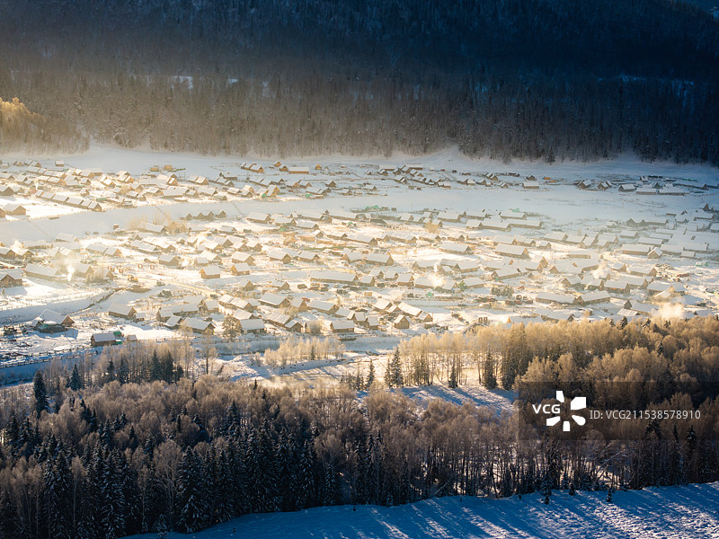 阳光下的禾木村图片素材