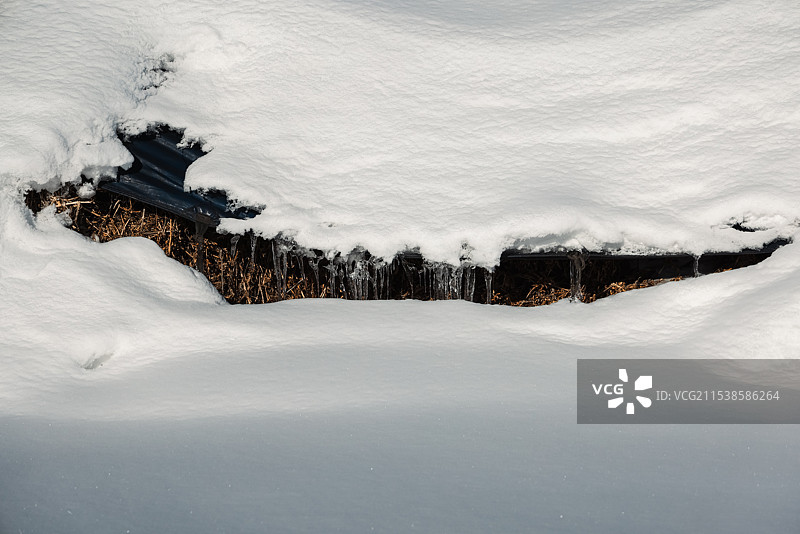 雪域草房结冰柱图片素材