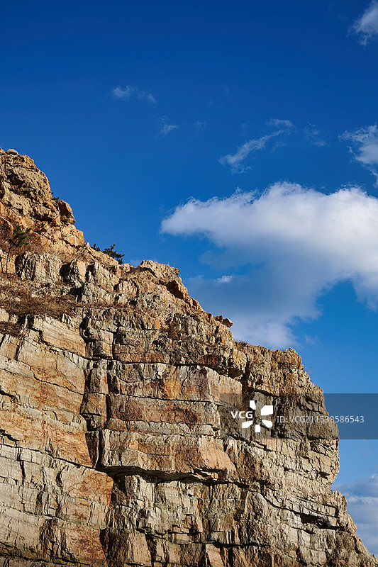 蓝天下的崖壁图片素材