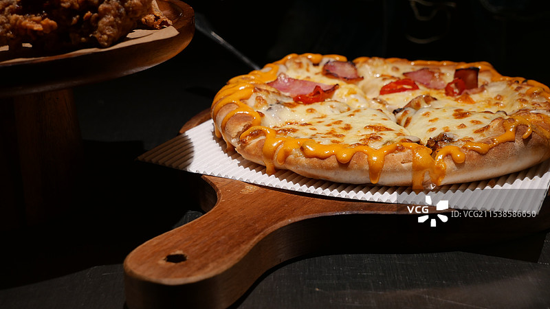 桌上披萨的特写镜头图片素材