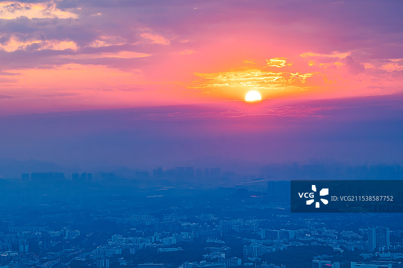 城市之上的虹图片素材