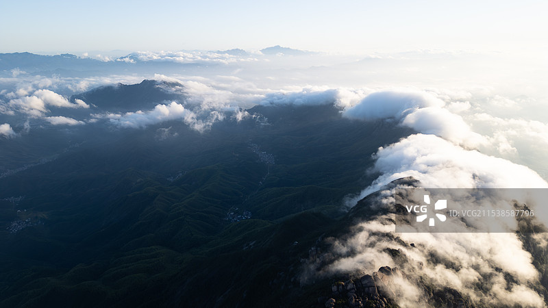 航拍群山中的云海图片素材