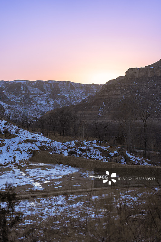 黄土高原落日前的蓝调时刻图片素材