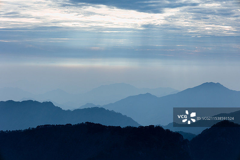 徒步黄山图片素材