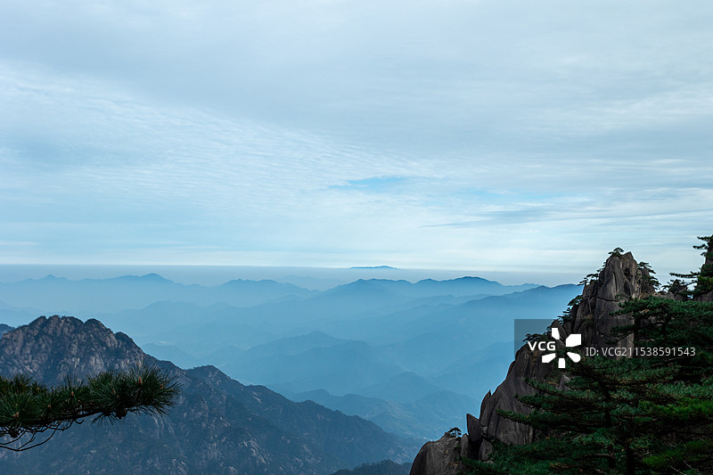 徒步黄山图片素材