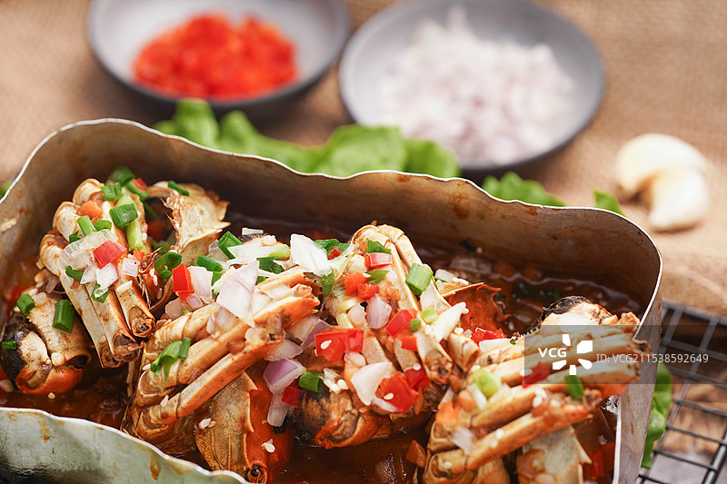 烧烤店的铁板大闸蟹图片素材