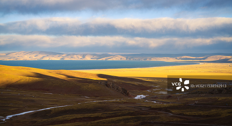 遥望圣湖图片素材