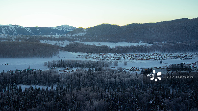 冬季禾木村的日出景观图片素材