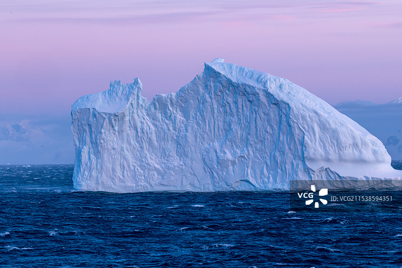 蓝调下的南极冰山图片素材
