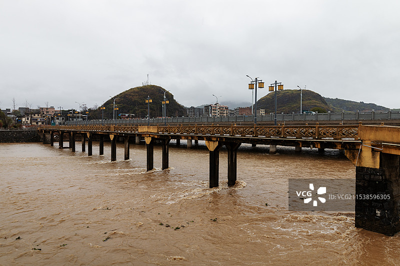 春天湖南永州江永县的洪水与桥梁风光图片素材