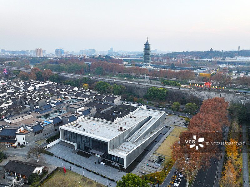 航拍中国江苏南京城市风光，南京城墙博物馆、明城墙和大报恩寺遗址公园图片素材