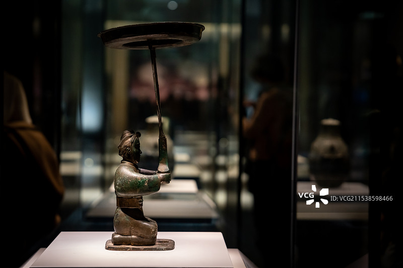 河南博物院跽坐人铜灯图片素材