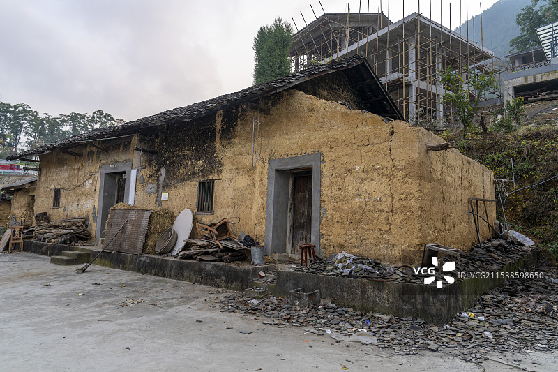 破烂废弃的泥瓦老屋图片素材