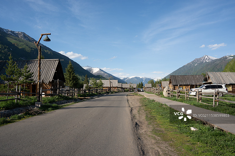 雪山下的禾木村马路边图片素材