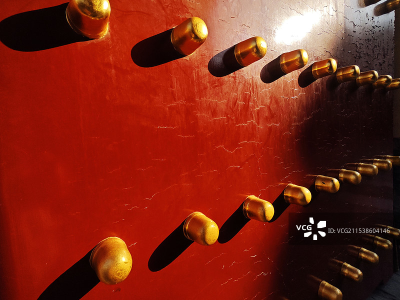 金与红，明与暗-宫门门钉图片素材