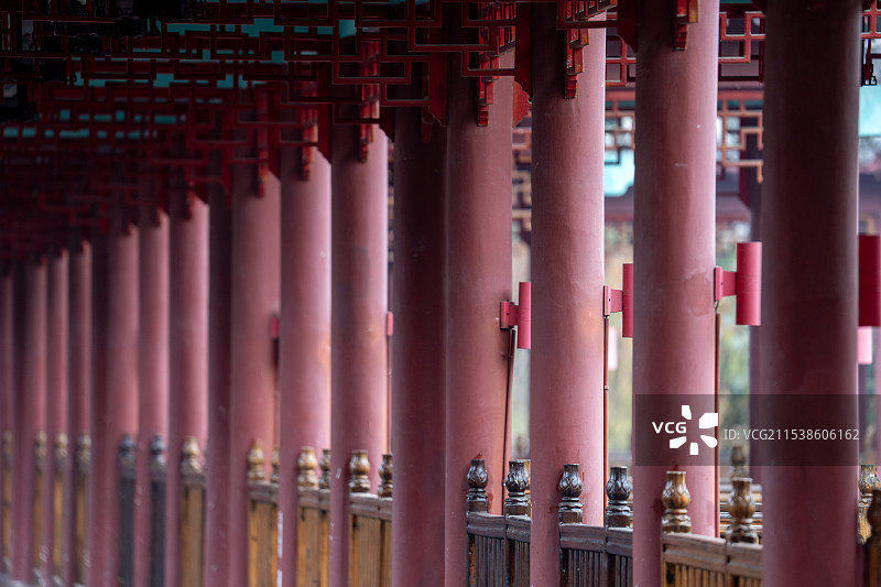 湖北恩施华龙城荷塘走廊上的风雨廊桥局部建筑图片素材