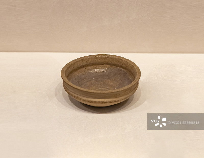波纹原始瓷盆 战国 柯桥区马鞍镇南周畈出土 绍兴博物馆图片素材