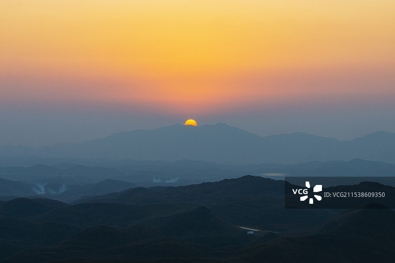 日落时分逆光下的湖南永州江永县高山上的风车自然风光图片素材