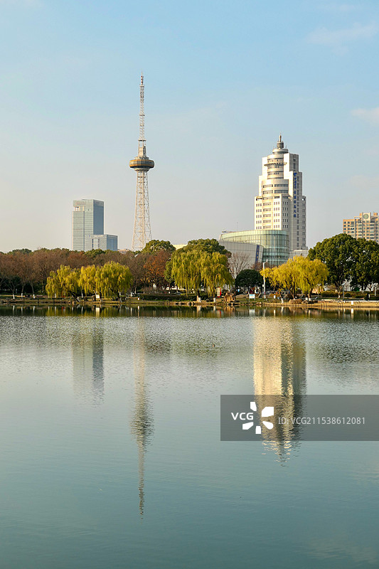 上海青浦都市风光，夏阳湖绿地图片素材