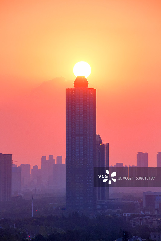 摩天大楼上的落日图片素材
