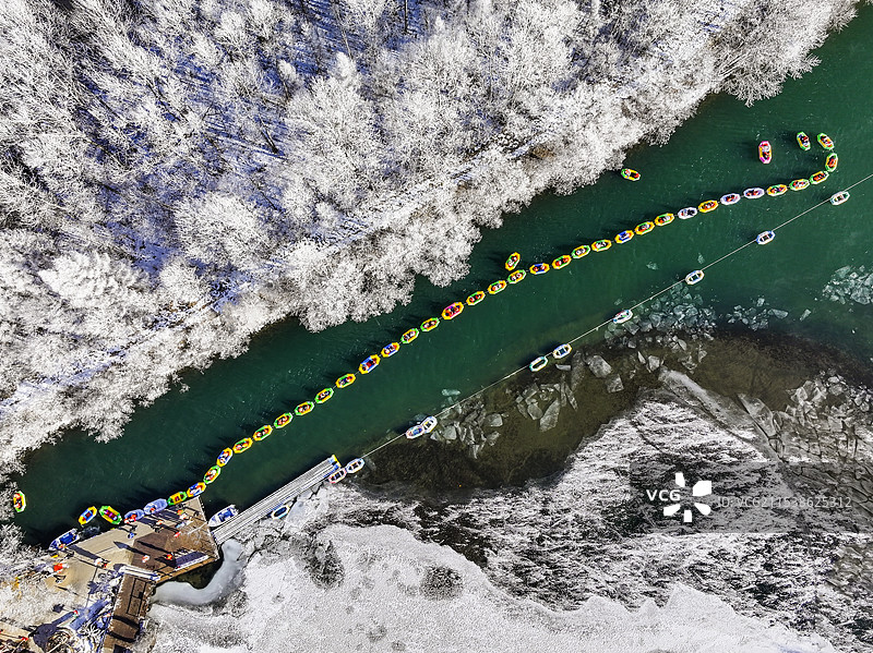 严寒冬季，水色雾凇岛雾凇美景，航拍网红冬季雾凇漂流。图片素材