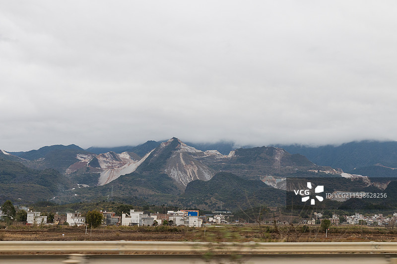无节制破坏性的山体石头开采图片素材