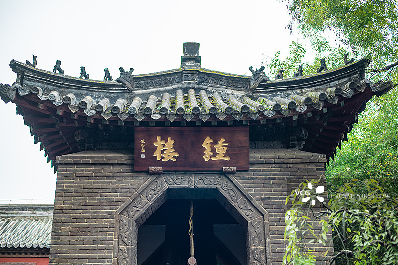 中国山东省泰安市泰山旅游风景区著名景点，普照寺寺庙的钟楼和鼓楼古代建筑，户外白昼无人图像摄影图片素材