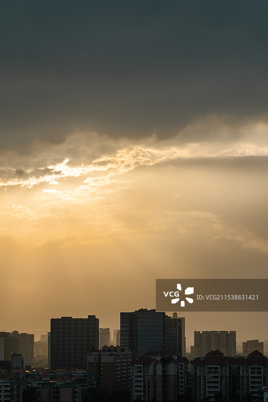 日落时分逆光下的广东广州城市建筑剪影自然风光图片素材