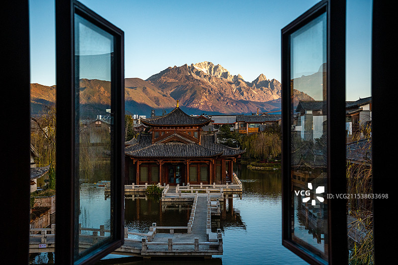 玉龙雪山日照金山风光图片素材