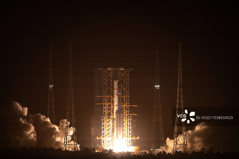 海南文昌火箭发射基地夜幕下火箭腾飞图片素材