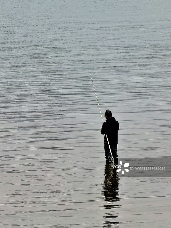 孤独的钓者宁静的水面，孤独的钓者，享受着与自然的宁静时光。拍摄于冷水滩湘江东路！图片素材