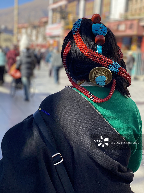 藏族女子的头饰图片素材