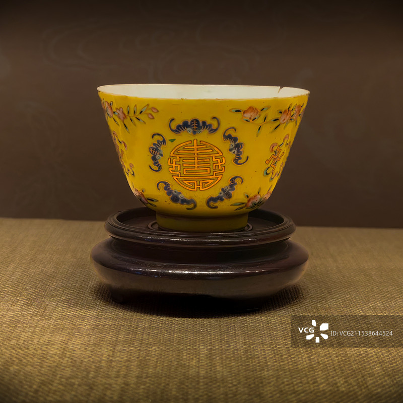 黄地粉彩五福捧寿纹杯  清同治（1862-1874）北京艺术博物馆藏图片素材